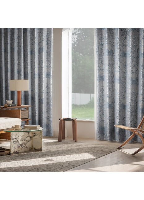 ein Wohnzimmer mit einem Sessel und einem Fenster