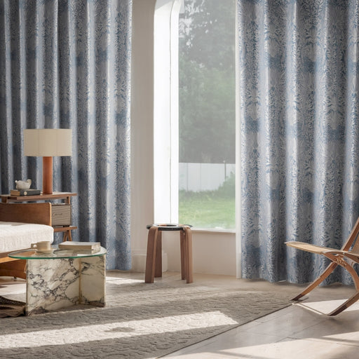 ein Wohnzimmer mit einem Sessel und einem Fenster