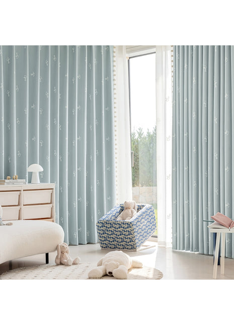 ein Babyzimmer im blau-weißen Farbschema