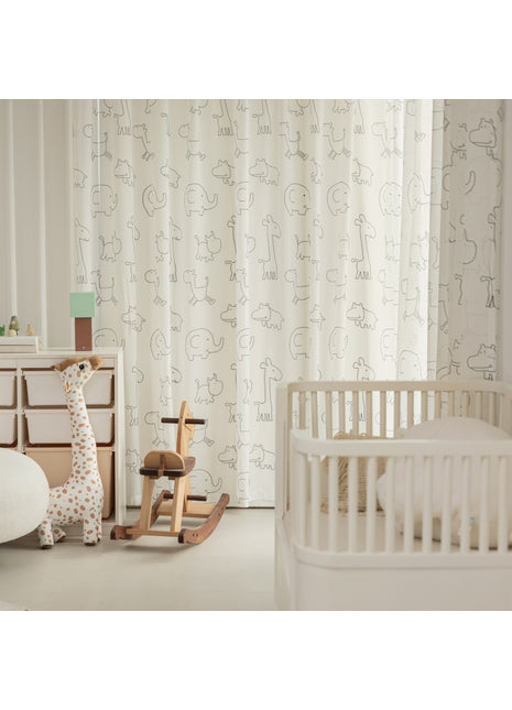 Ein Babyzimmer mit Schaukelpferd und Kinderbett