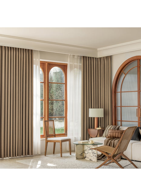 ein Wohnzimmer voller Möbel und einem großen Fenster