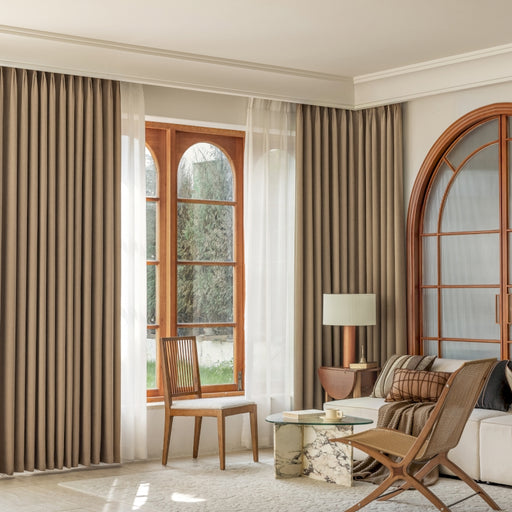 ein Wohnzimmer voller Möbel und einem großen Fenster