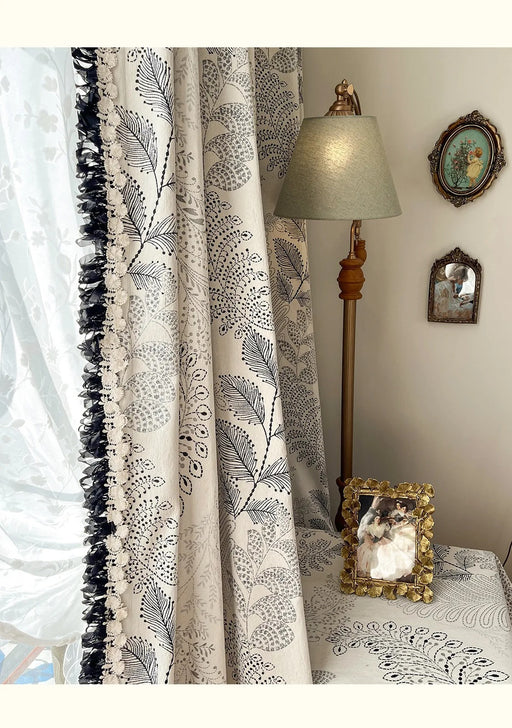 Eine Lampe steht auf einem Tisch neben einem Fenster.