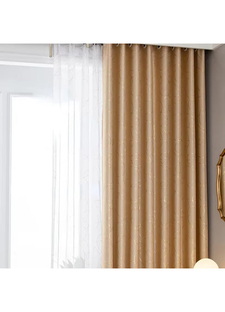 ein Wohnzimmer mit einem großen, mit Vorhängen verhängten Fenster