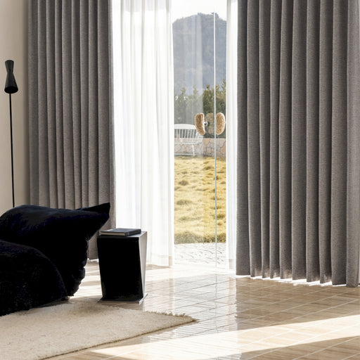 ein Wohnzimmer mit einer großen Glasschiebetür