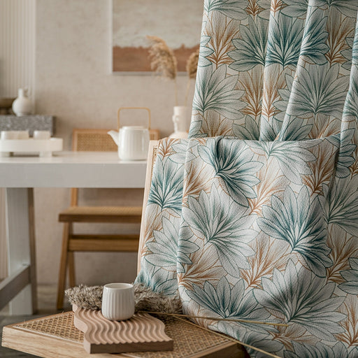 ein Wohnzimmer mit einem Stuhl und einem Tisch