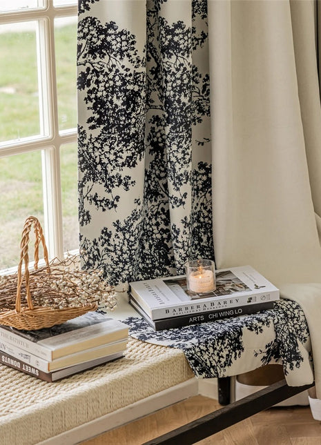 ein Tisch mit Büchern und einem Korb darauf