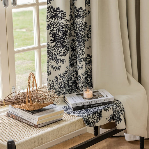 ein Tisch mit Büchern und einem Korb darauf