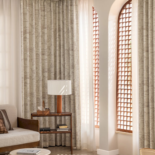 ein Wohnzimmer voller Möbel und ein hohes Fenster