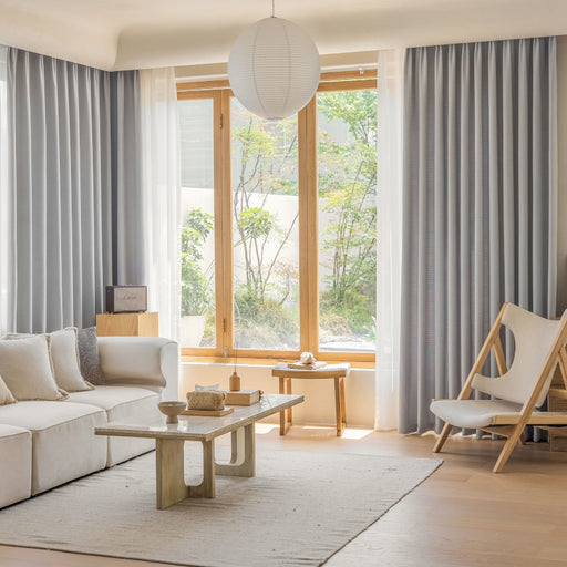 ein Wohnzimmer voller Möbel und einem großen Fenster