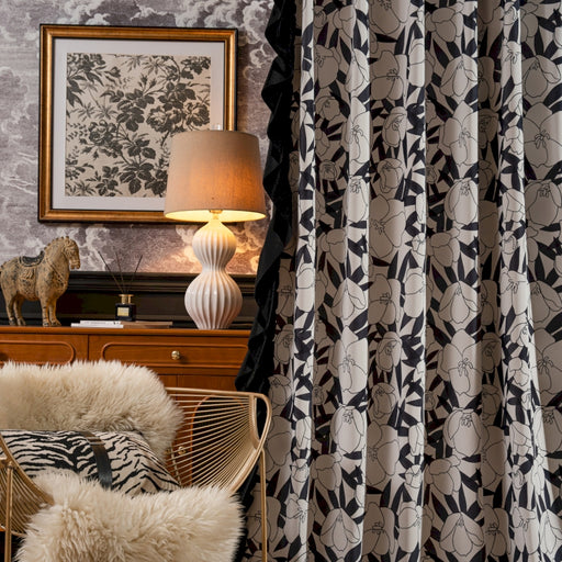 ein Stuhl und eine Lampe in einem Zimmer