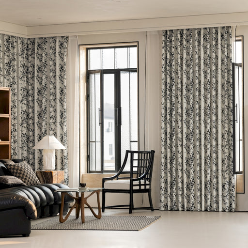 ein Wohnzimmer voller Möbel und einem großen Fenster