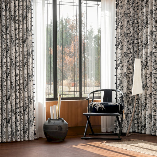 ein Wohnzimmer mit einem Sessel und einem großen Fenster