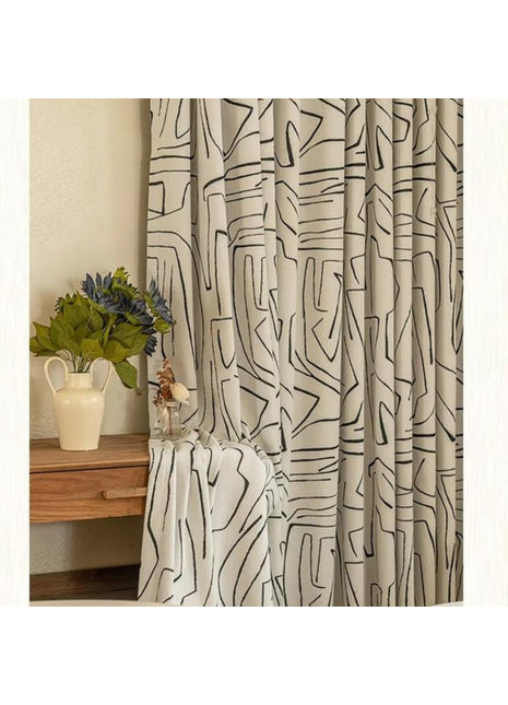 ein weißes Bett neben einem mit Vorhängen verhängten Fenster