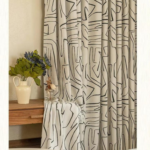 ein weißes Bett neben einem mit Vorhängen verhängten Fenster