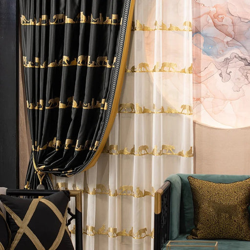 ein Wohnzimmer mit Sofa, Sessel und Vorhängen