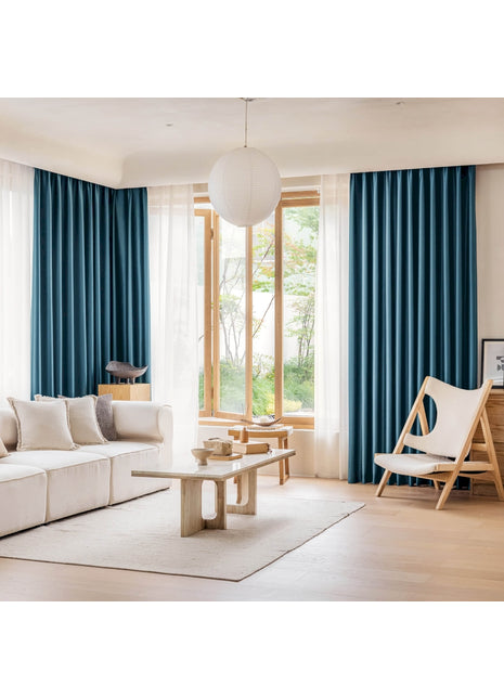 ein Wohnzimmer voller Möbel und einem großen Fenster
