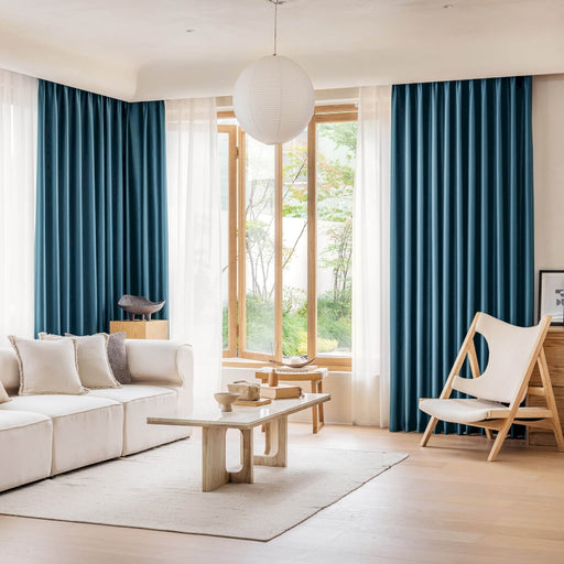 ein Wohnzimmer voller Möbel und einem großen Fenster