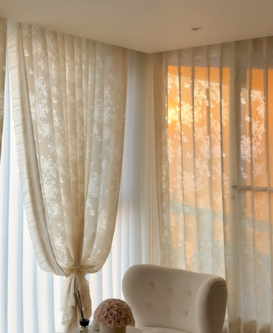 Voilage brodé beige motif roses et papillons style romantique