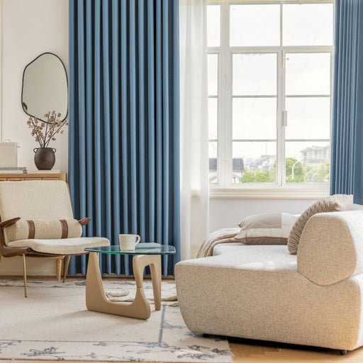 ein Wohnzimmer voller Möbel und einem großen Fenster