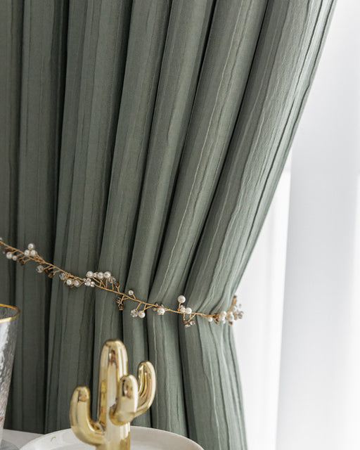 Flaschengrüner Vorhang