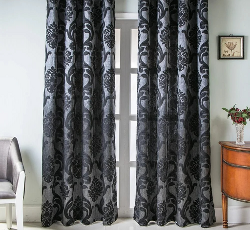 ein Wohnzimmer mit einem Sessel und einem Fenster