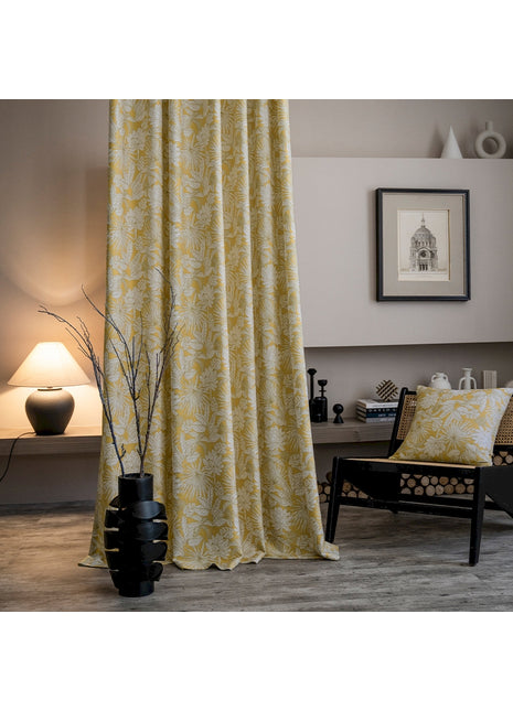 ein Wohnzimmer mit einem Sessel und einem Vorhang