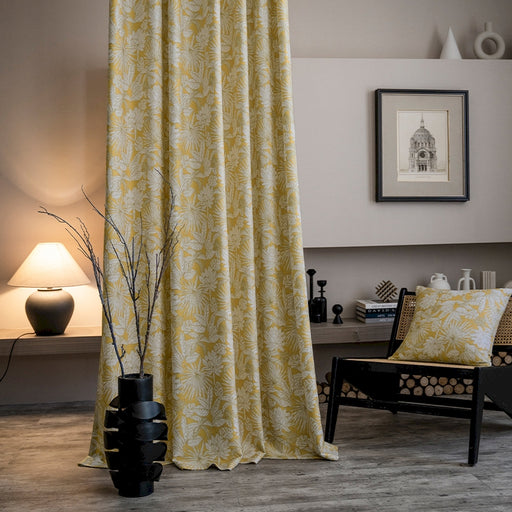 ein Wohnzimmer mit einem Sessel und einem Vorhang