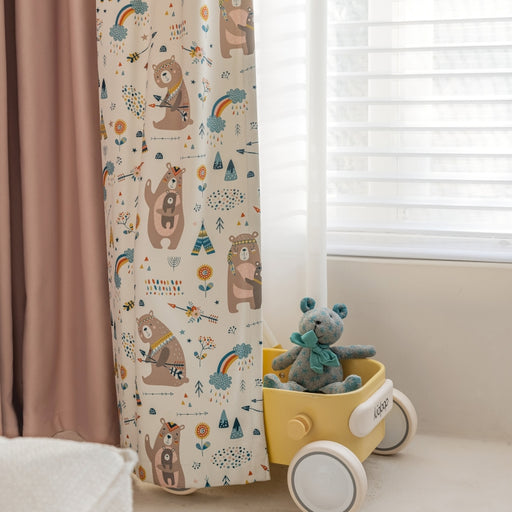 Ein Teddybär sitzt in einem Wagen neben einem Fenster