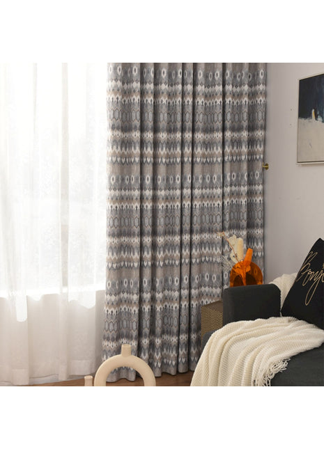 ein Wohnzimmer voller Möbel und ein mit Vorhängen verhängtes Fenster