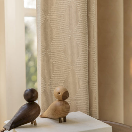 Ein paar hölzerne Vögel sitzen auf einem Tisch