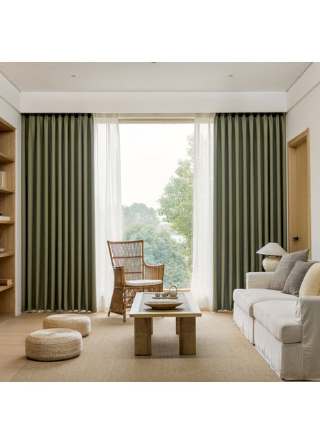 ein Wohnzimmer voller Möbel und einem großen Fenster
