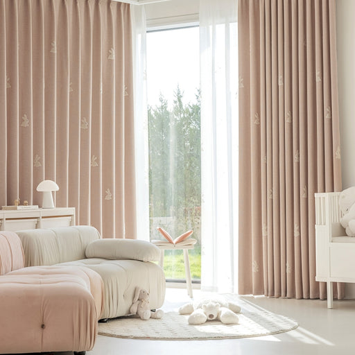 ein Wohnzimmer voller Möbel und einem großen Fenster