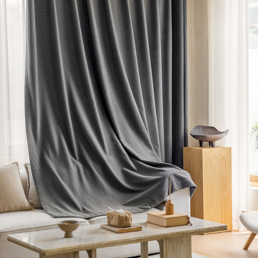 ein Wohnzimmer mit Sofa und Tisch