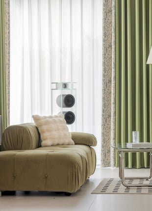 ein Wohnzimmer voller Möbel und einem großen Fenster