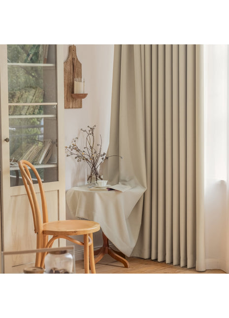 ein Zimmer mit einem Stuhl, einem Tisch und einem Fenster