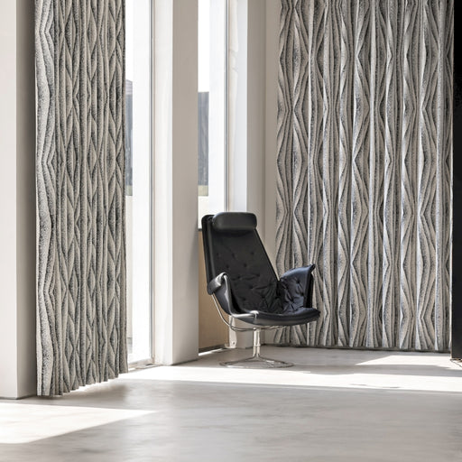 Ein schwarzer Stuhl steht vor einem Fenster