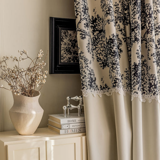 Eine Blumenvase steht auf einer Kommode.