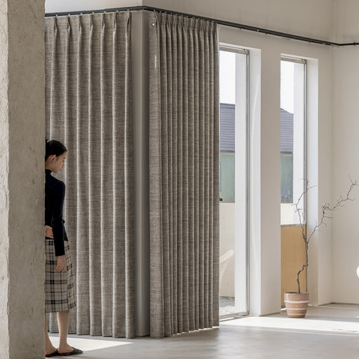 Eine Frau steht vor einem Fenster