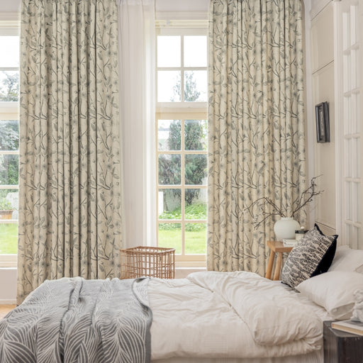 ein Schlafzimmer mit einem Bett und zwei Fenstern