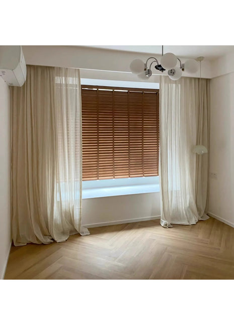 ein leeres Zimmer mit einem Fenster und einem Kronleuchter