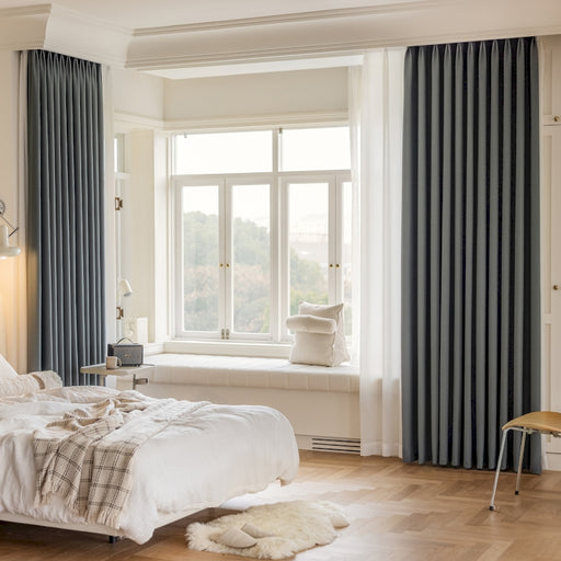 ein Schlafzimmer mit einem Bett und einem Fenster