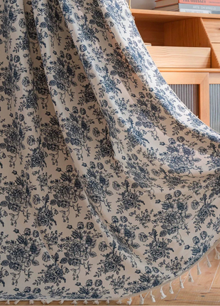 Moderner weißer und blauer Vorhang