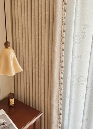 Beigefarbener Ton-in-Ton-Vorhang mit Blumenmuster für das Schlafzimmer