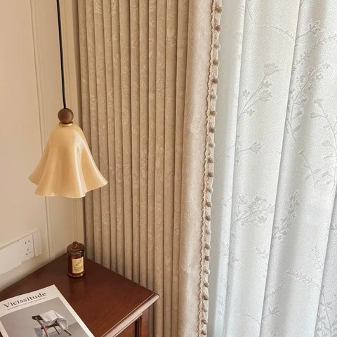 Beigefarbener Ton-in-Ton-Vorhang mit Blumenmuster für das Schlafzimmer