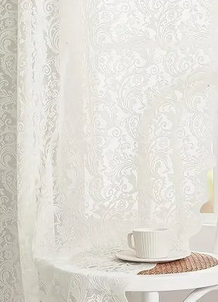 Weißer, transparenter Vorhang mit eleganten Mustern