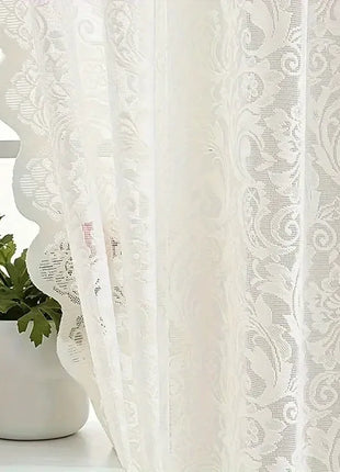 Weißer, transparenter Vorhang mit eleganten Mustern