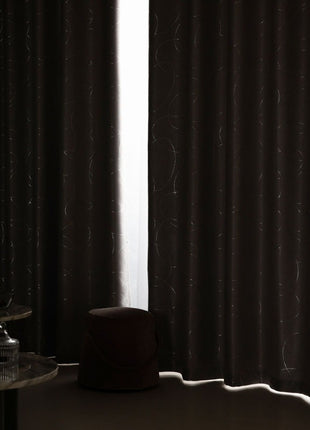 Eleganter Salon mit goldenem Vorhang