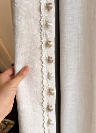 Beigefarbener Ton-in-Ton-Vorhang mit Blumenmuster für das Schlafzimmer