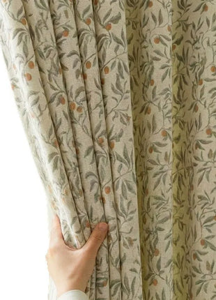 Provenzalischer Vorhang mit grünen Blättern